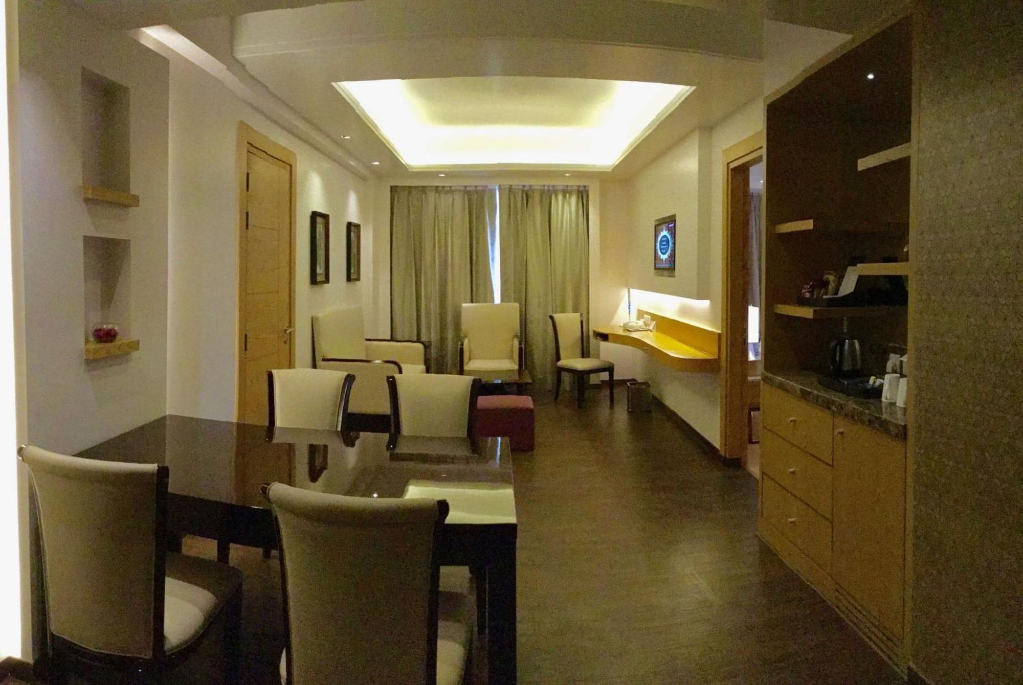 Ramada By Wyndham Ghaziabad Vasundhara Hotel Exterior foto