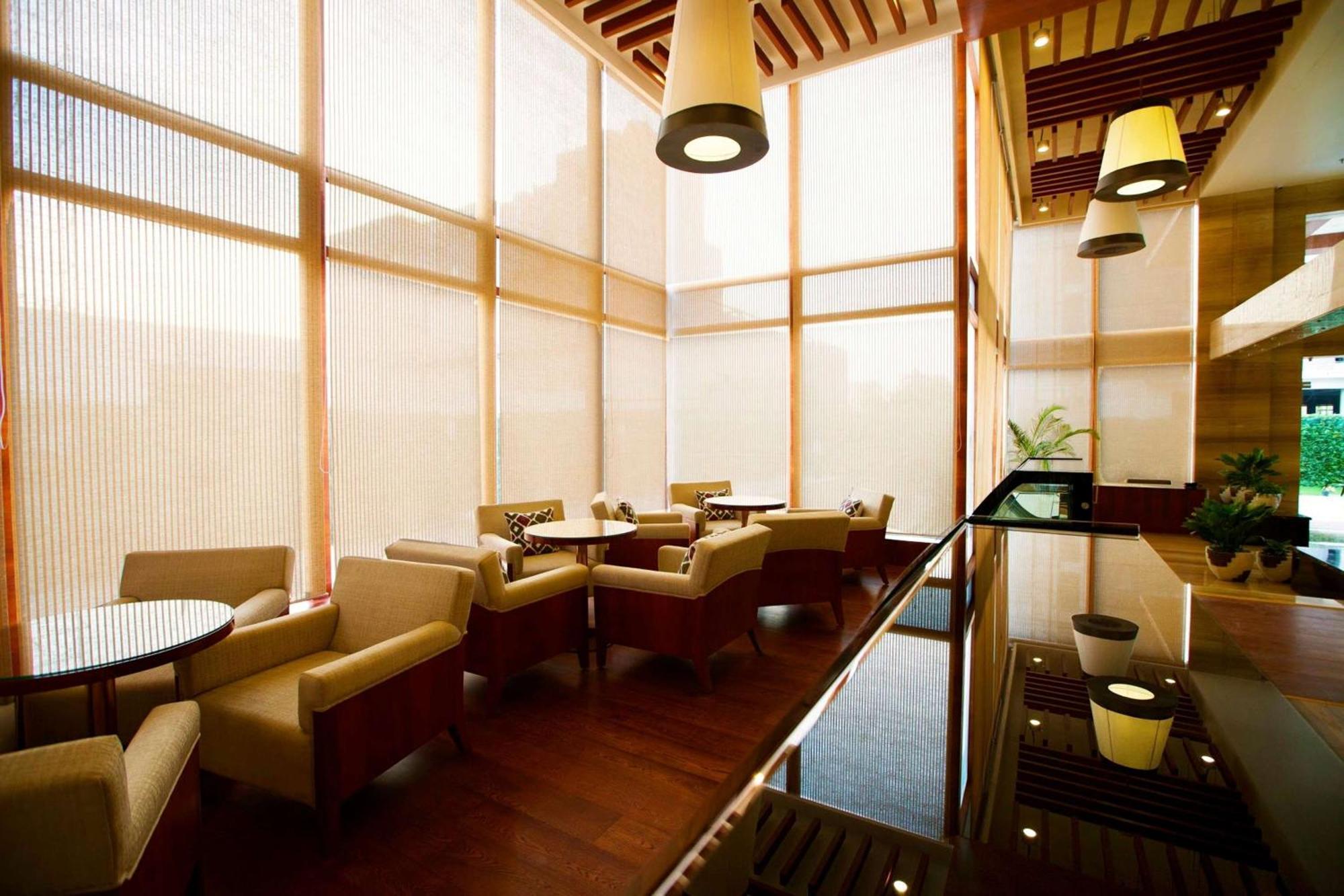 Ramada By Wyndham Ghaziabad Vasundhara Hotel Exterior foto