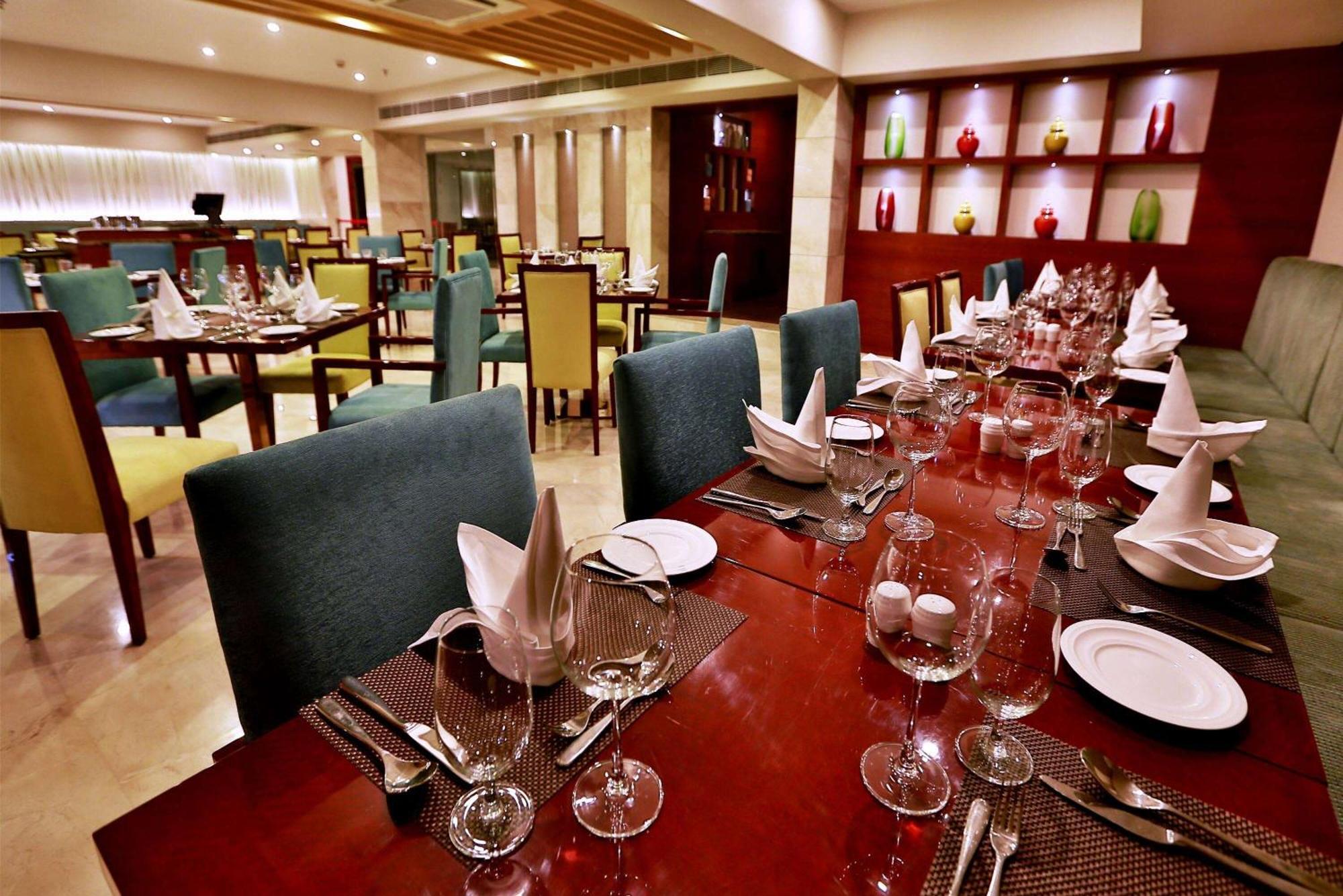 Ramada By Wyndham Ghaziabad Vasundhara Hotel Exterior foto