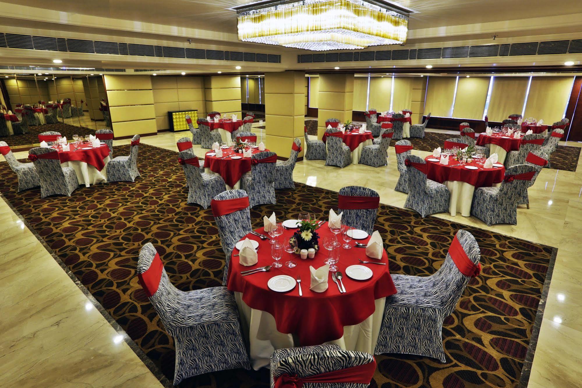 Ramada By Wyndham Ghaziabad Vasundhara Hotel Exterior foto