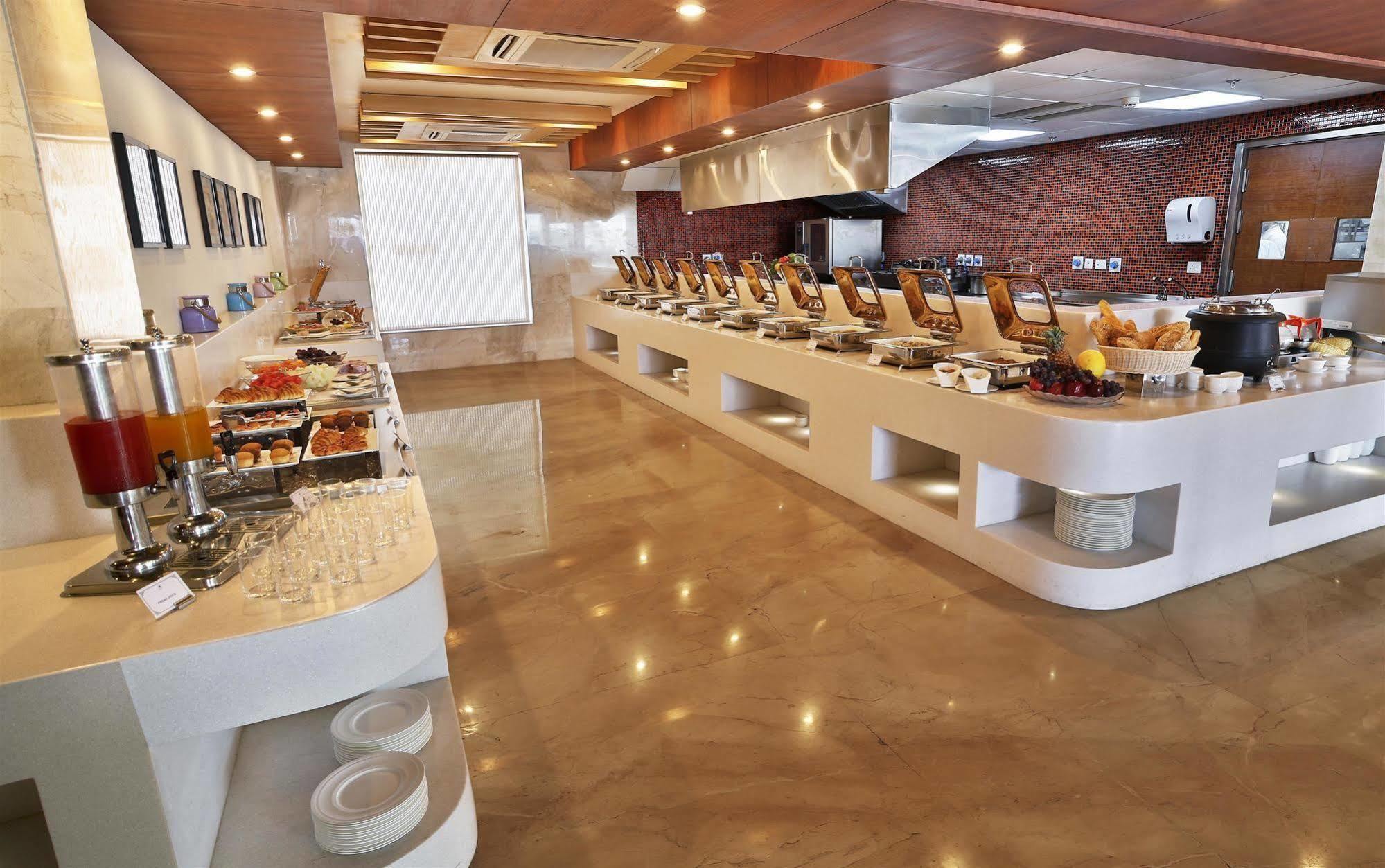 Ramada By Wyndham Ghaziabad Vasundhara Hotel Exterior foto