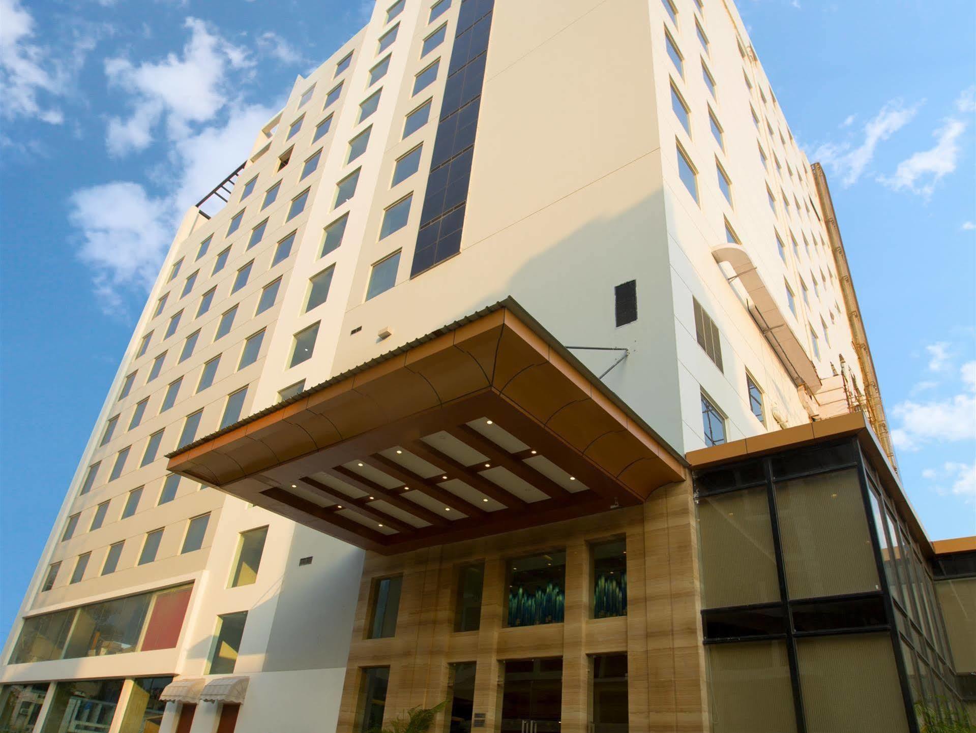 Ramada By Wyndham Ghaziabad Vasundhara Hotel Exterior foto