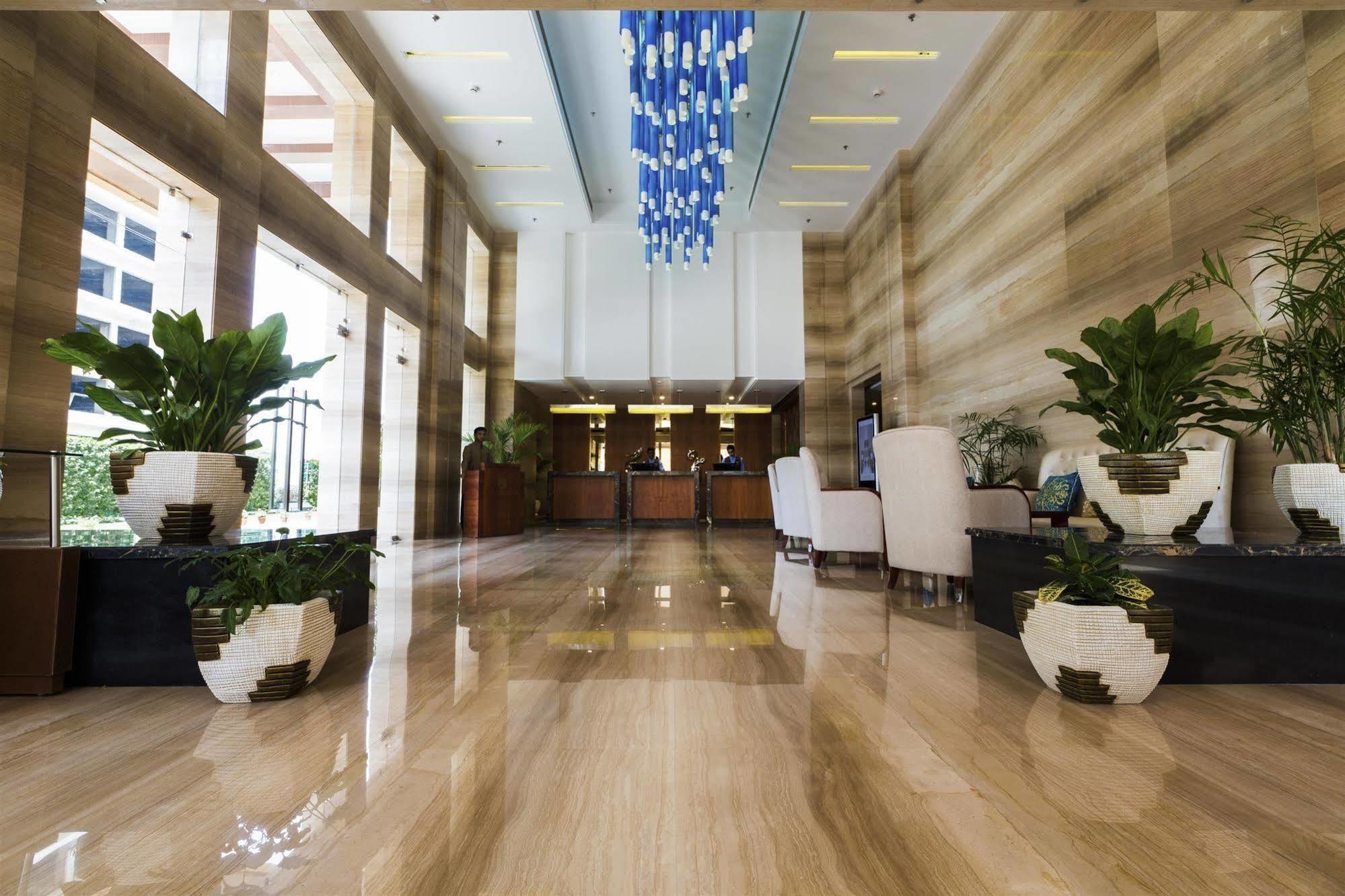 Ramada By Wyndham Ghaziabad Vasundhara Hotel Exterior foto