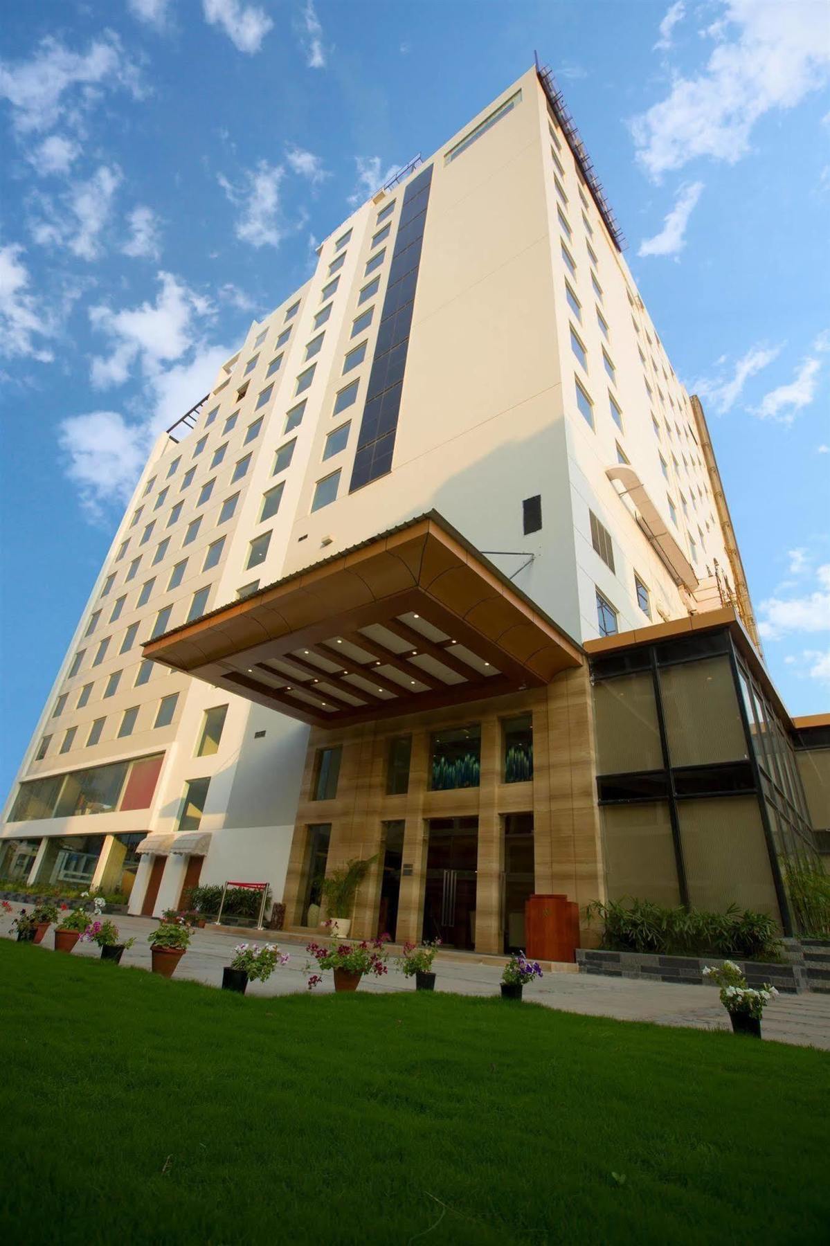 Ramada By Wyndham Ghaziabad Vasundhara Hotel Exterior foto