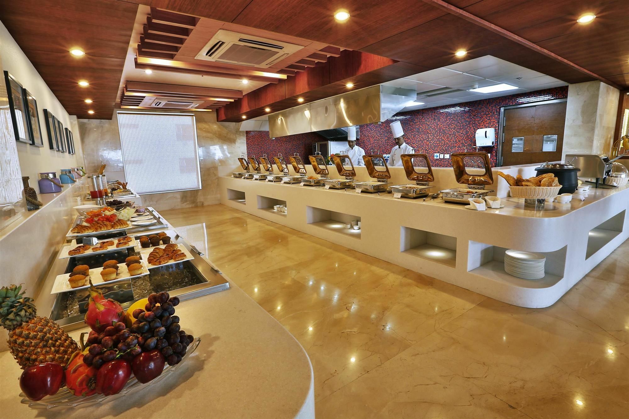 Ramada By Wyndham Ghaziabad Vasundhara Hotel Exterior foto